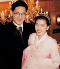 이재용과 임세령이 한복을 입고 웃는 모습