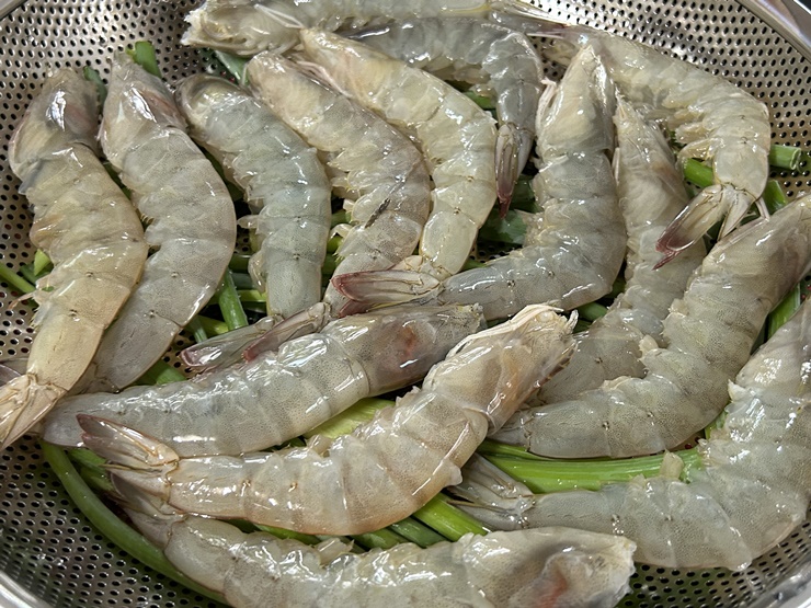 대파-위에-손질한-새우를-올린다