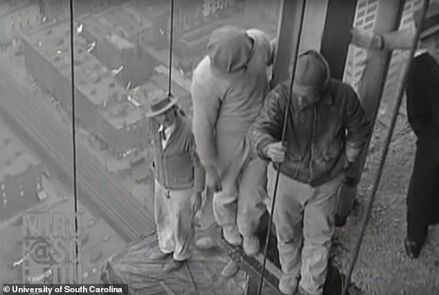 미 초고층에서 안전장치도 없이 작업하는 노동자들 VIDEO: Construction workers help build the Chrysler Building in 1930