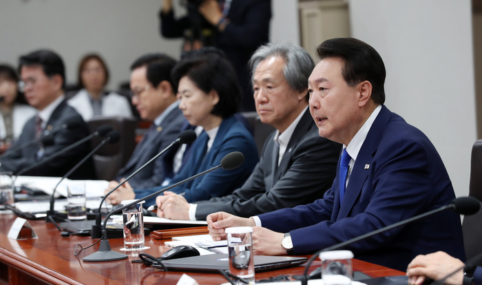 사실상 코로나 종식 선언 "3년 4개월 만에 일상회복"