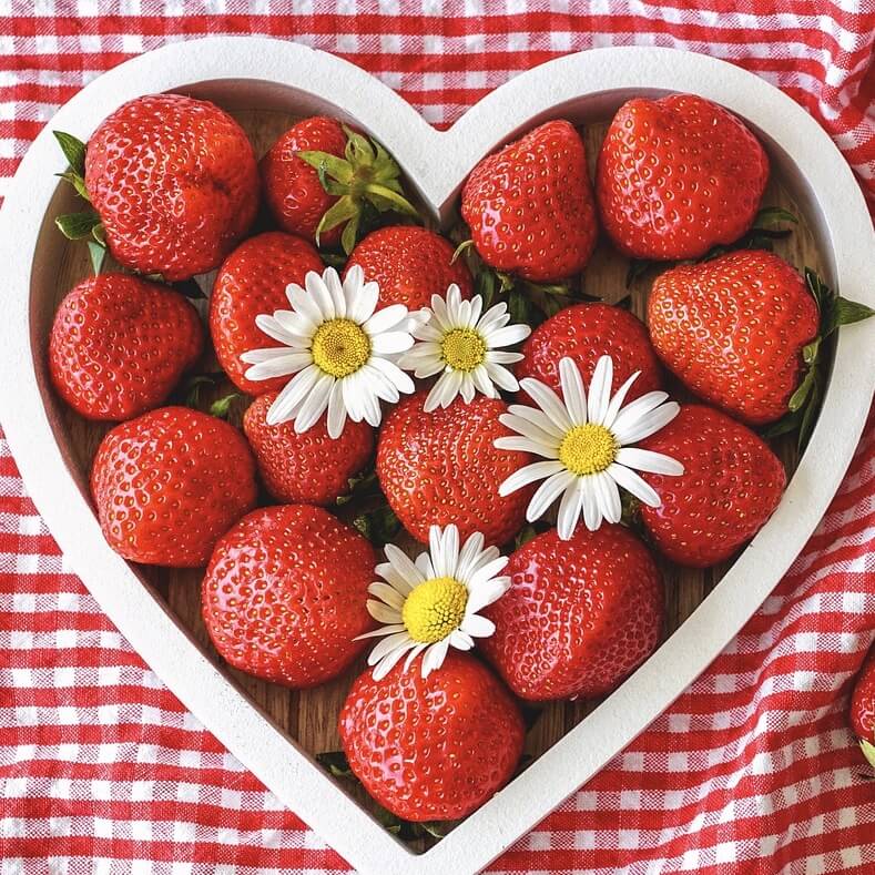 하트 그릇에 담겨있는 국화꽃과 딸기 사진