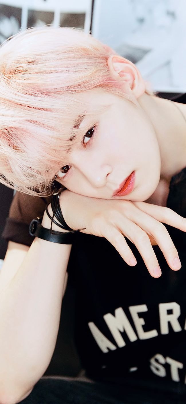  실시간으로 팬들 심장 조지고 있는 핑크머리 차은우