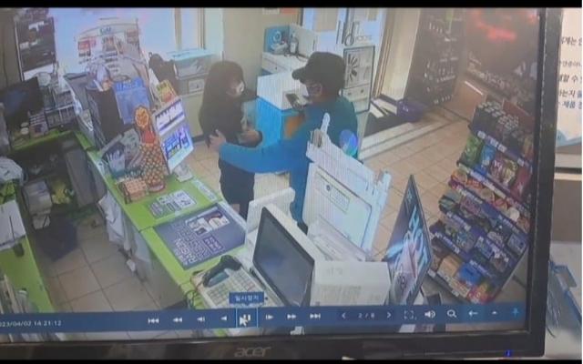  여성 알바에 "번호 좀..." 성희롱 남성…거절당하자 팔 덥석