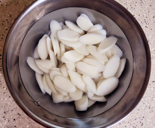 2024년 설날 음식 : 1.떡국 맛있게 만들기
1. 떡국떡 불리기