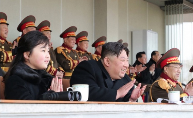 김정은 북한 국무위원장이 지난 17일 내각과 국방성 직원들 사이의 체육경기를 딸 김주애와 함께 관람하고 있다.