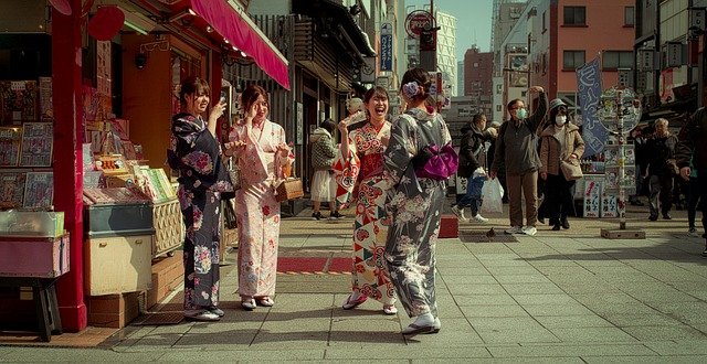 일본 거리에서 기모노를 입은 젊은 여성들