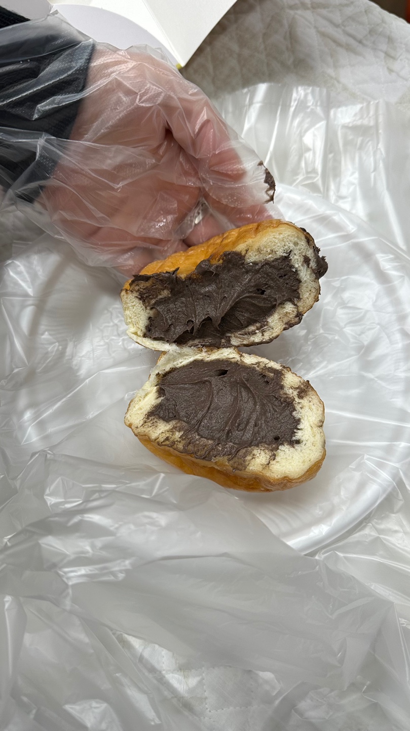 크림이 꽉 차 있는 도넛
