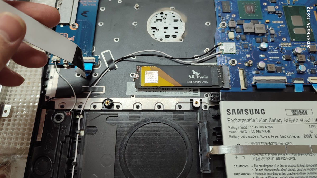 SK하이닉스 P31 500GB SSD로 교체 장착했습니다.