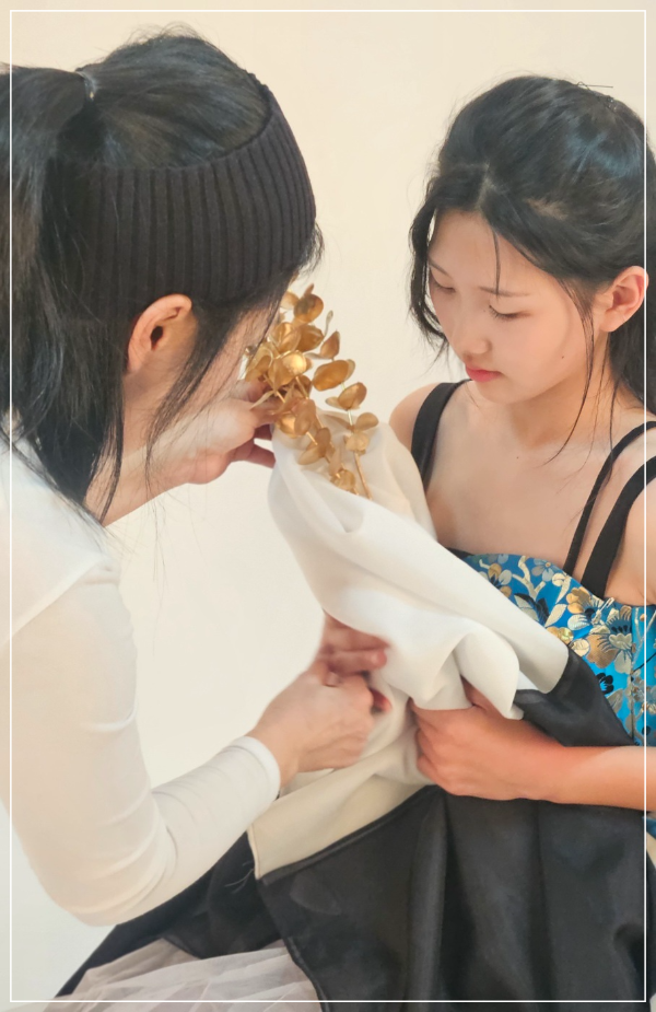 전문가의 손길이 더해져 완벽하게 떨어지는 퓨전한복드레스의 실루엣.