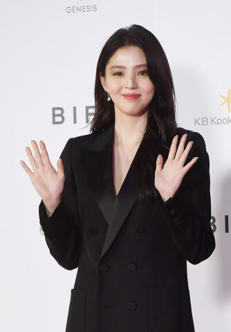  배우 한소희, ‘2021 부산국제영화제’서 샬롯 틸버리 메이크업 룩 화제