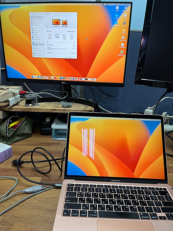 듀얼모니터 설정완료된 맥북과 모니터