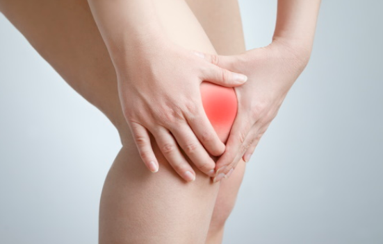 무릎 구부릴때 통증 원인 및 치료방법