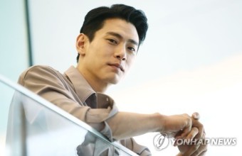 전쟁 중 유태오는 과거 결혼해 니키리와 아이를 낳았다. 38