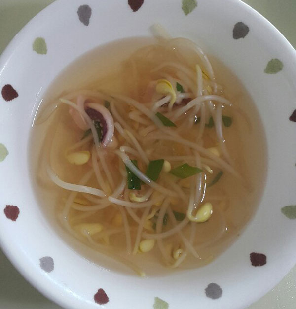  오징어 콩나물국, 살짝 전주콩나물국밥 맛이 난다.