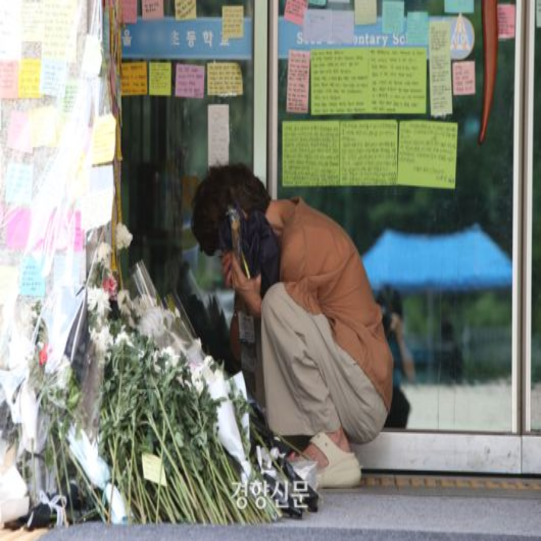 지난 18일 교사가 숨진 채로 발견된 서울 서초구 한 초등학교에서 25일 시민이 눈물을 흘리며 애도하고 있다. 한수빈 기자