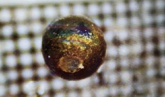 태평양 바닥에서 발견된 작은 구체. 아비 로브 교수는 이 물질이 외계 우주선의 파편일 수 있다고 밝혔다.