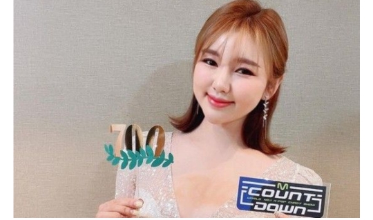  송가인 "'엠카' 700회 기념…예쁜 드레스 감사"