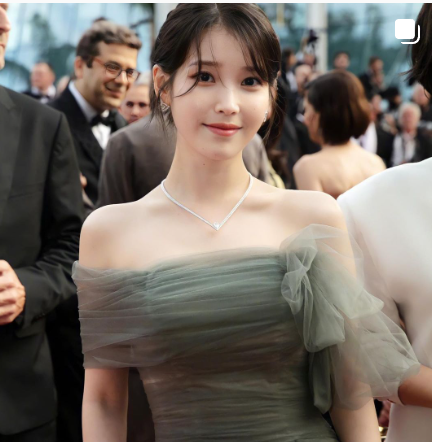  아이유 칸영화제 (feat. 아이유 어깨빵)