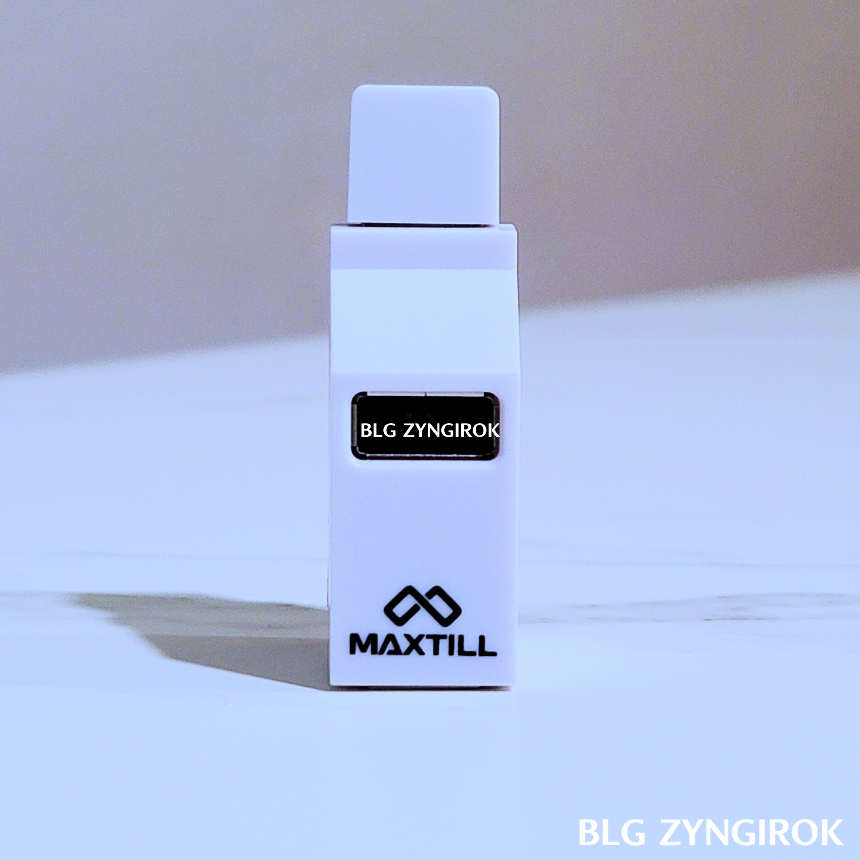 MAXTILL-USB-허브가-세워져있다.