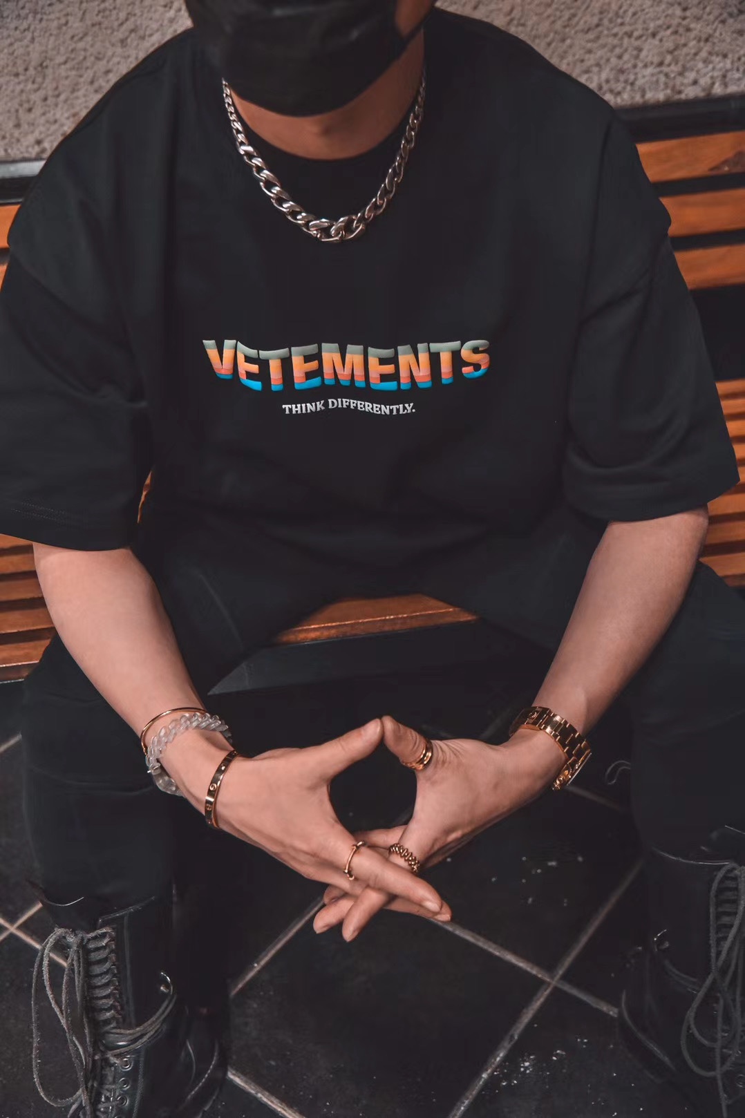  [VETEMENTS] 베트멍 21SS 레인보우 로고 반팔 티셔츠 (2 COLOR)