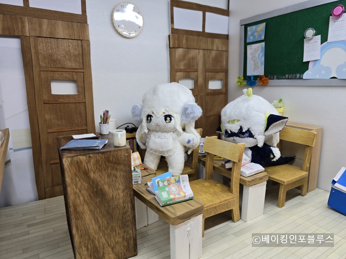 홍대-이색카페-소품공장-포토존