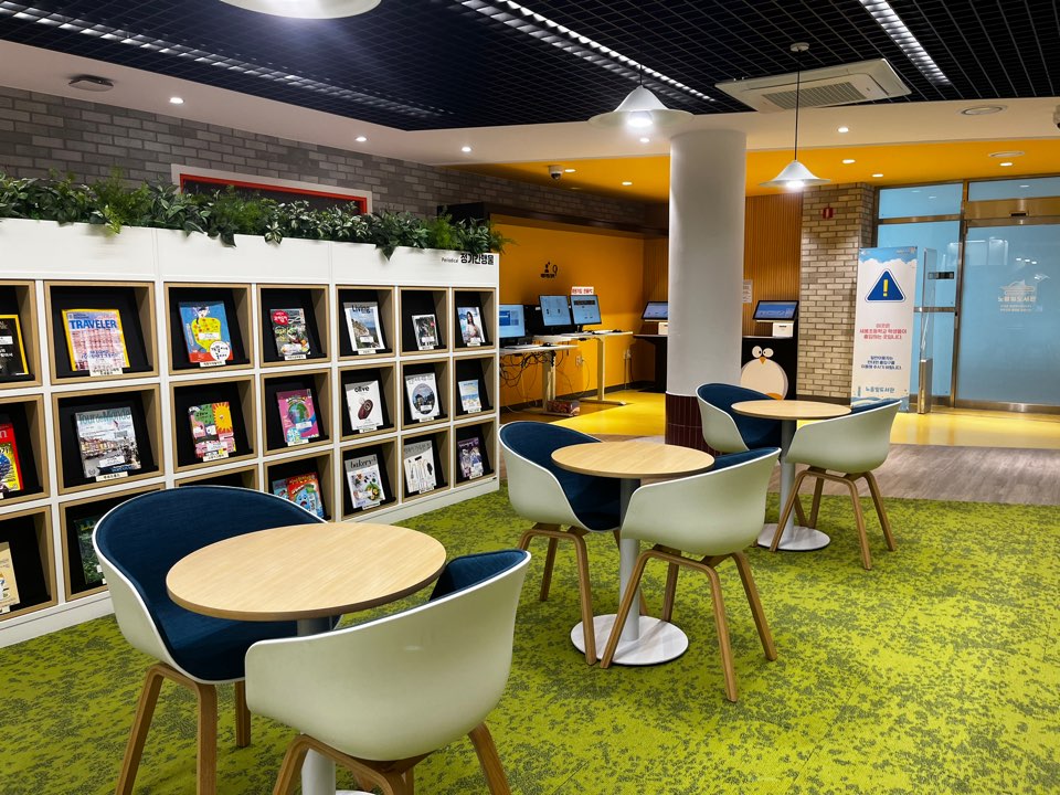 도서관 내부 가운데. 가운데에서 책을 읽을수 있게 책상과 의자가 있다.