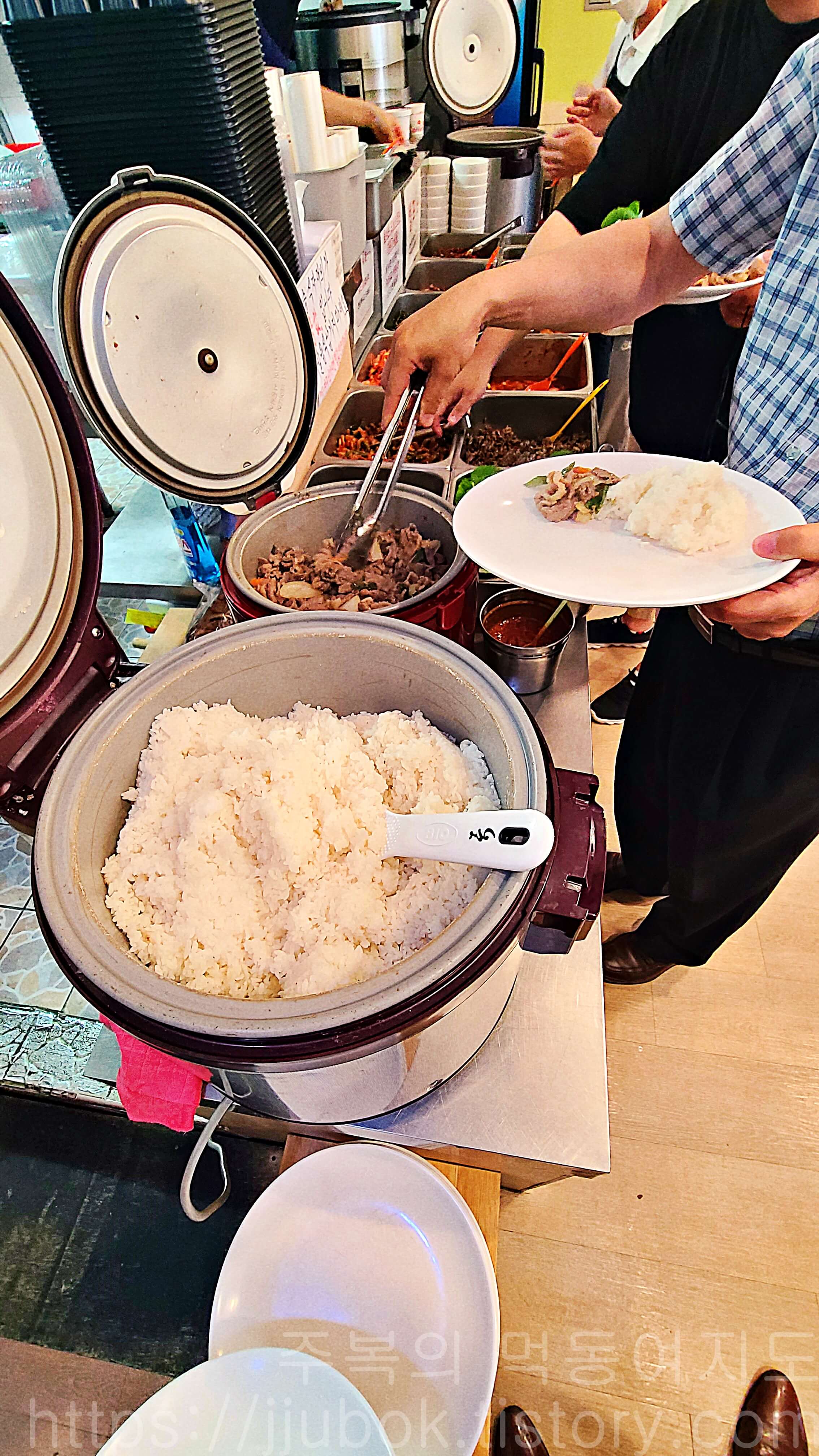 민들레-맛있는밥집-배식
