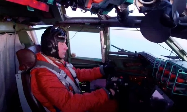 영국 타이푼 전투기 긴급 출격...러시아기 영공 접근으로 긴박했던 순간 VIDEO: Dramatic moment RAF jets keep Vladimir Putin's bomber in check 