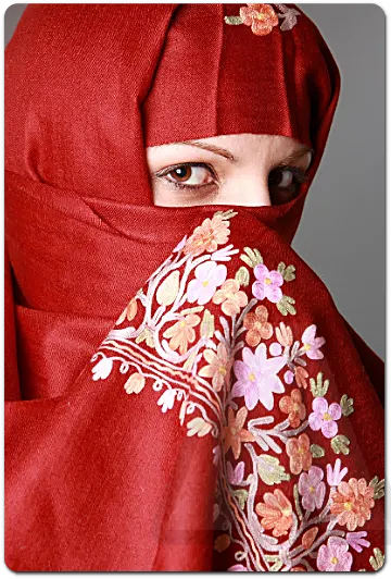 빨간 히잡 여성 이미지