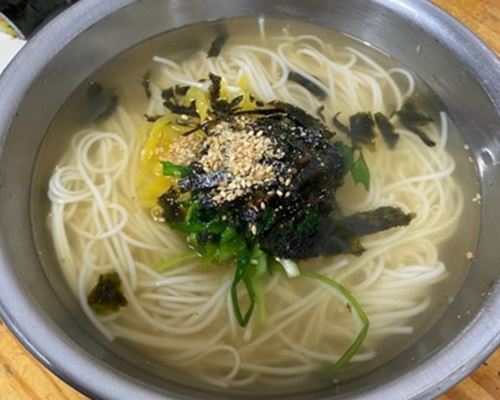 시장에서-판매되는-잔치국수