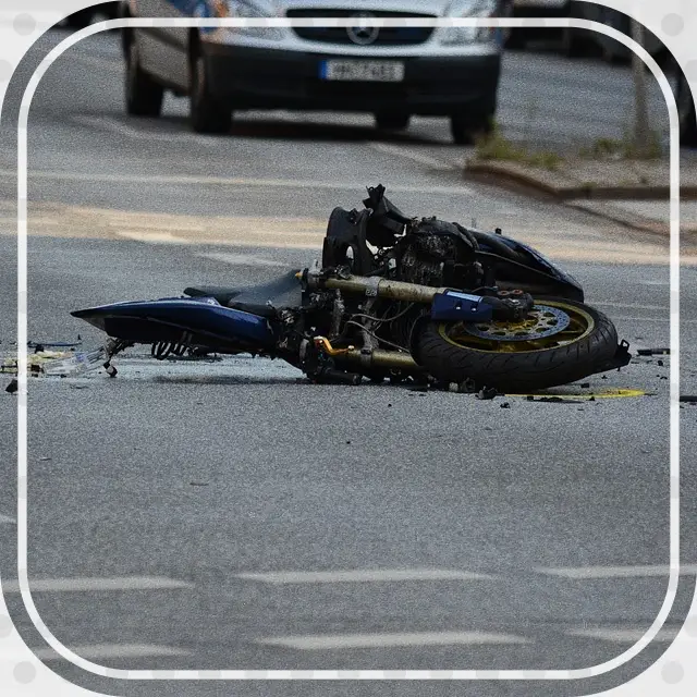 오토바이사고로 파괴된 사진