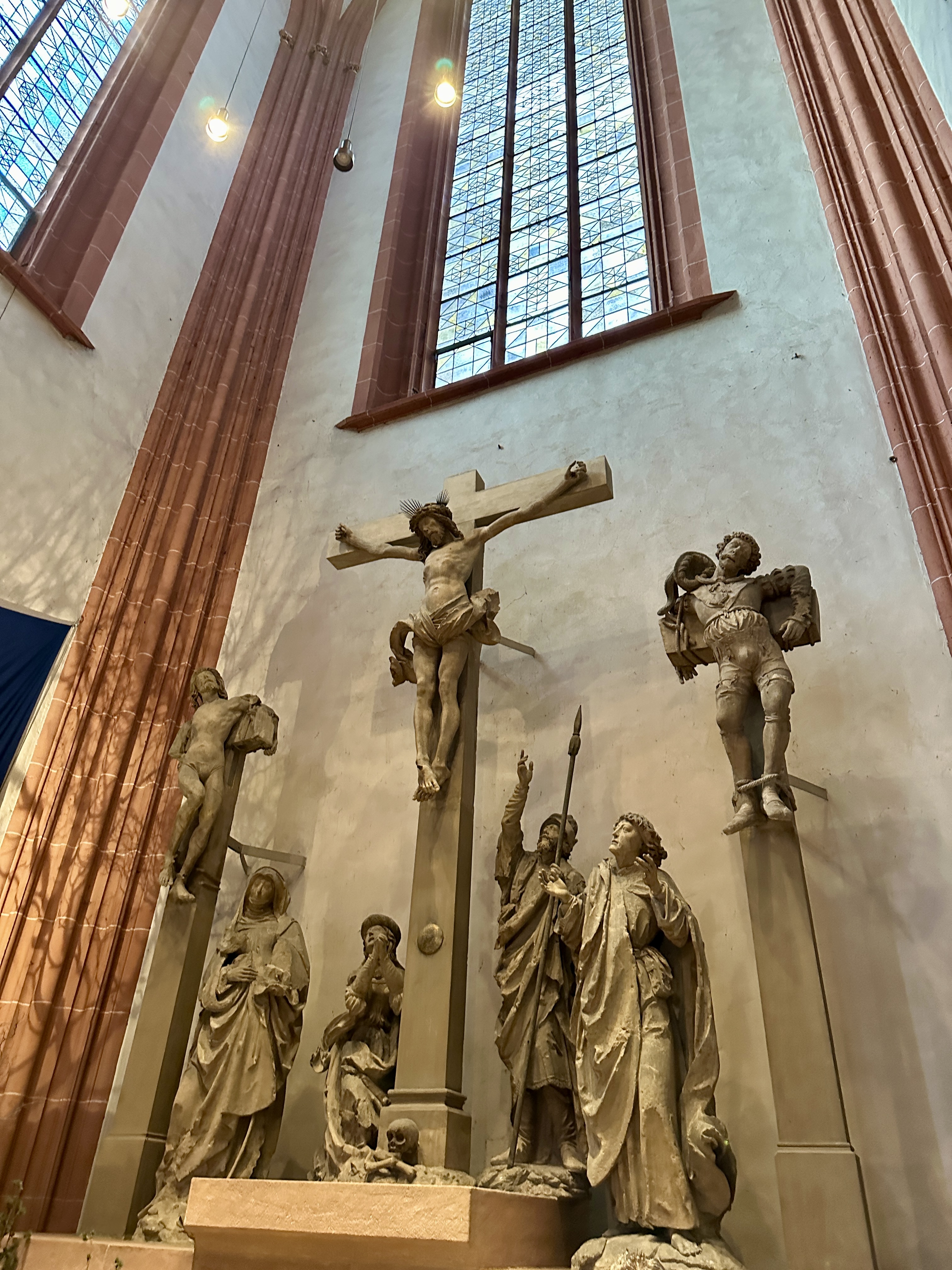프랑크프루트 대성당 내부 예수님 십자가상