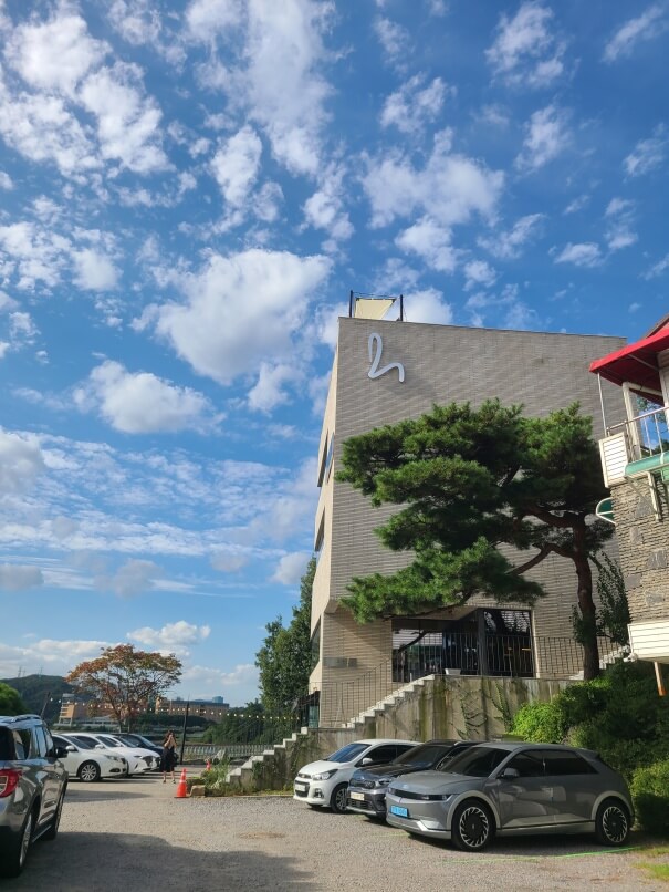 호수앉기 카페의 첫 번째 외관 사진입니다.