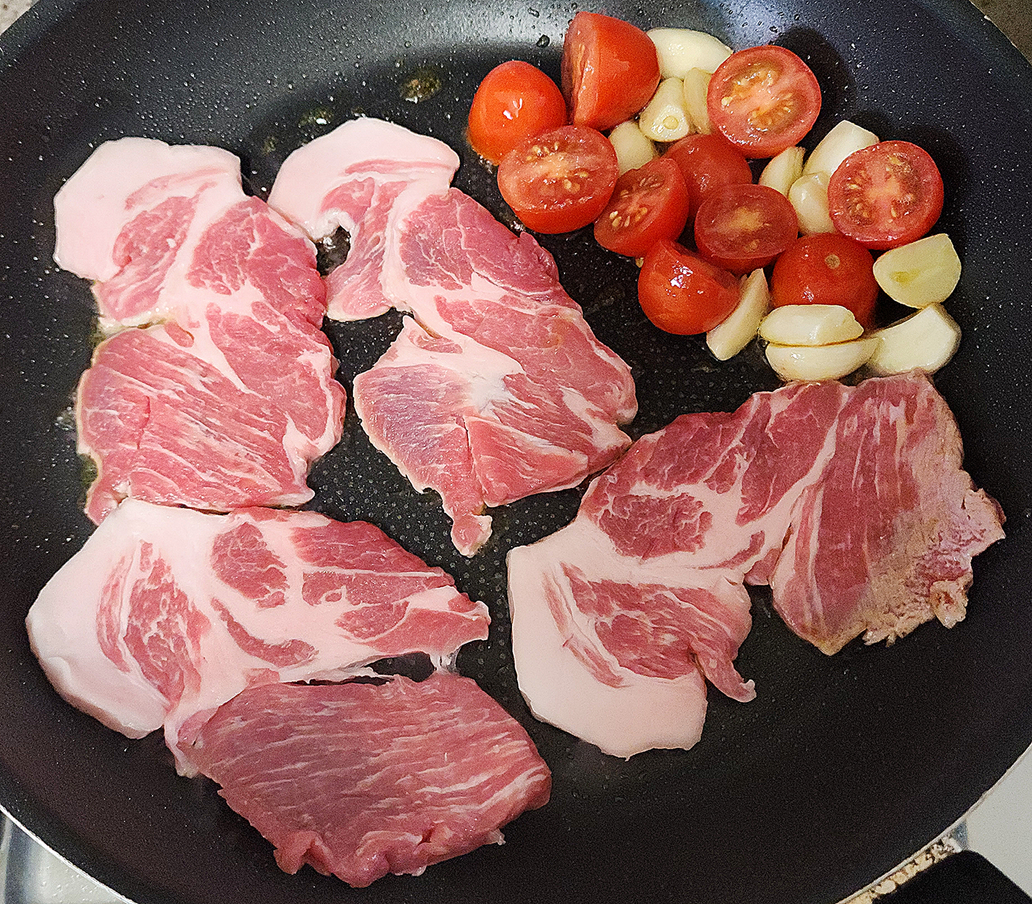 올리브유에-구운-방울토마토와-마늘-그리고-목살