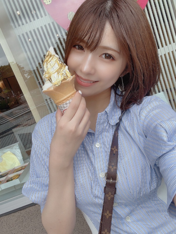 아이스크림을 먹는 츠바사 마이(Mai Tsubasa) 사진