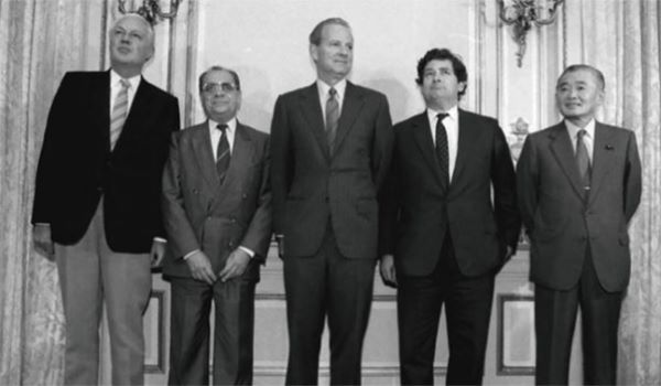 플라자 합의(Plaza Accord) 회의에 참석한 재무장관들의 이름은 다음과 같습니다:

James Baker - 미국 재무장관
Jacques Delors - 프랑스 재무장관
Niklaus Meyer - 독일 재무장관
Noboru Takeshita - 일본 재무장관
Nigel Lawson - 영국 재무장관