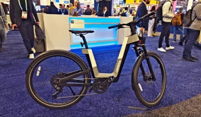 챗GPT를 탑재한 전기 자전거가 CES 2024에서 소개됐다.