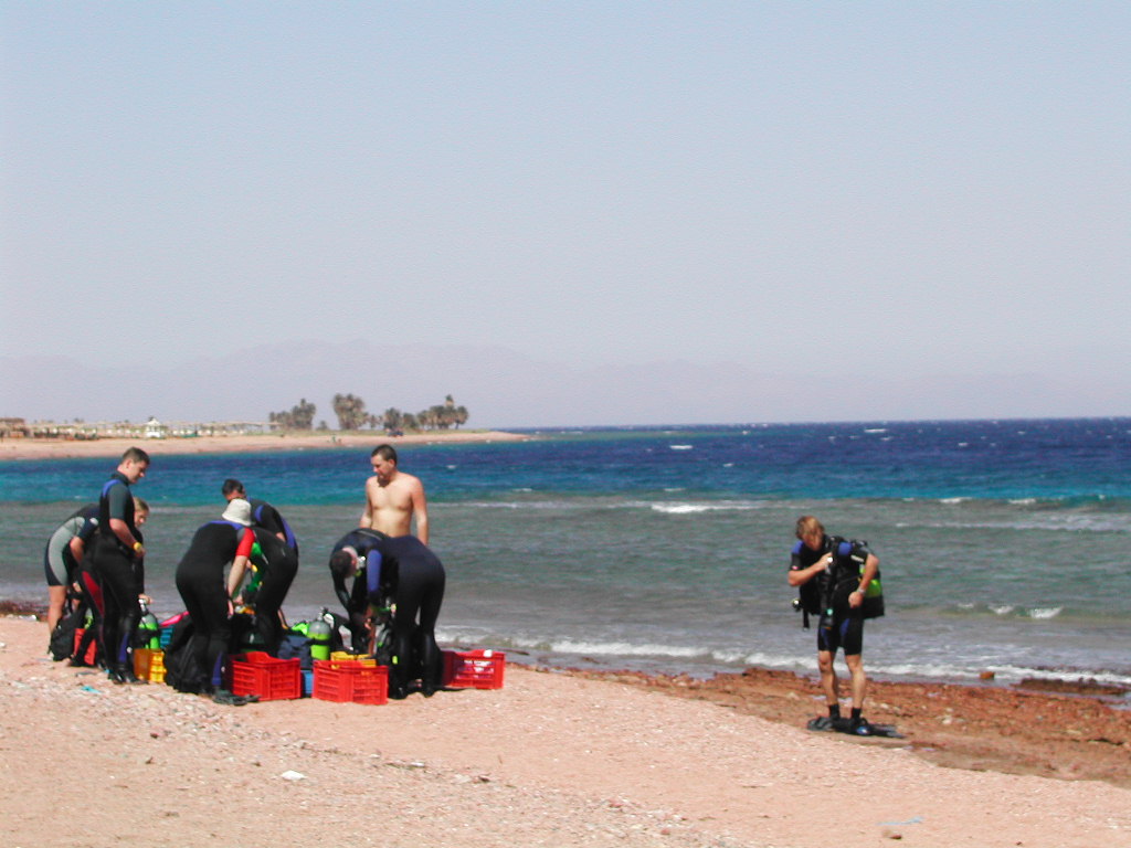 이집트-다합-쓰리풀즈에서-다이빙준비하는-사람들