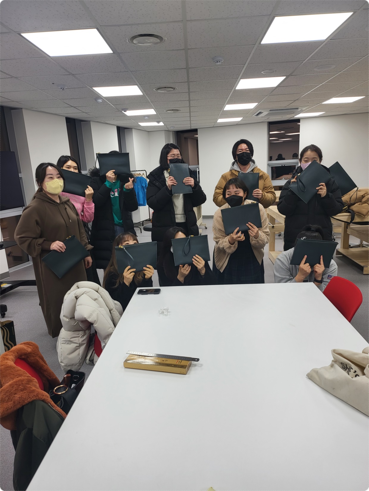  포항시 청춘센터 가죽공예 클러치 백 만들기 마지막 이야기~ 만드시느라 고생 많으셨어요~ 기회가 되면 또 만나요~ [포항 오유가죽공방]