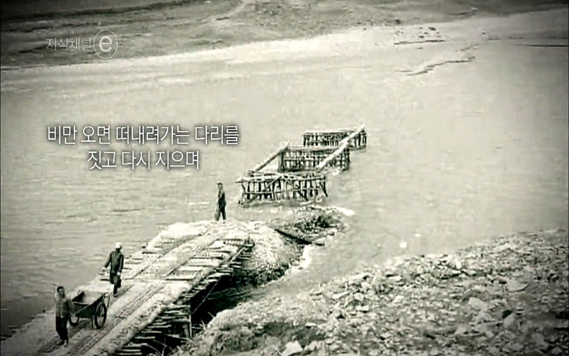 지식채널-e모두의 도로길 위, 누군가의 삶은 멈추었고 세상은 빨라졌다.mp4_20220506_205950.565.jpg