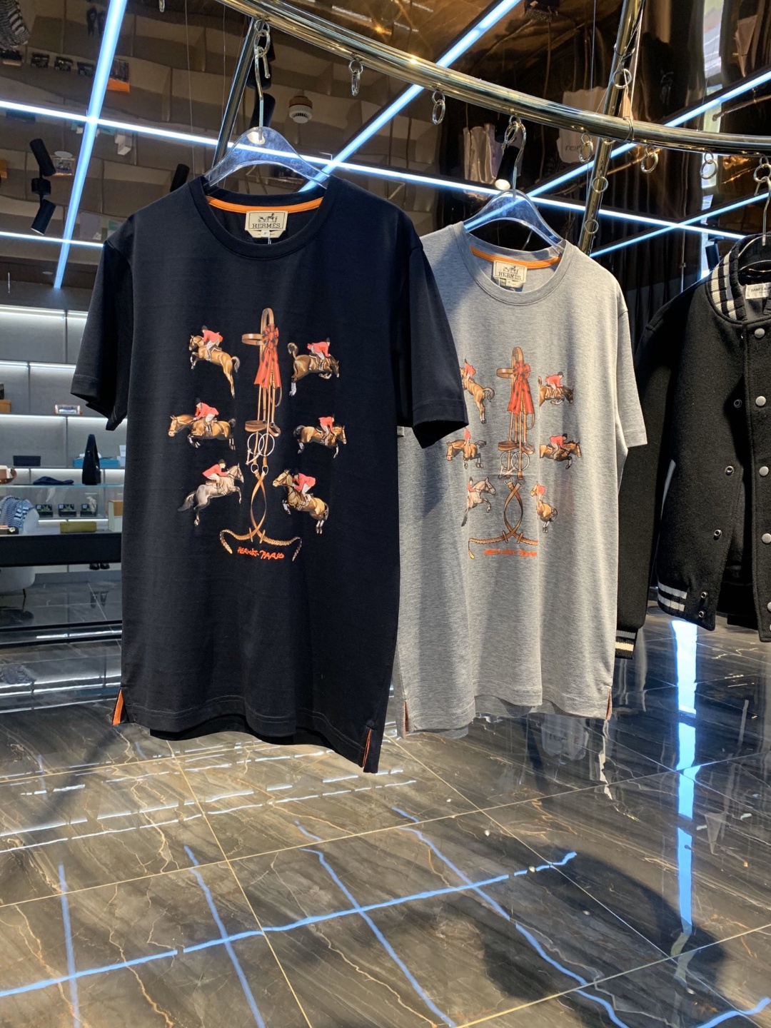  [HERMES] 에르메스 로고 반팔 티셔츠 (2 COLOR)