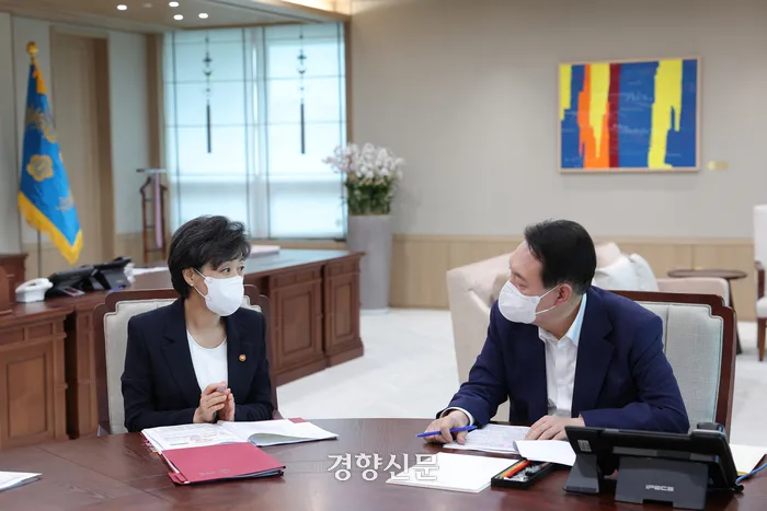  "10%대 떨어질 수도"..국민의힘, 윤 대통령 지지율 24% 추락에 '좌불안석'