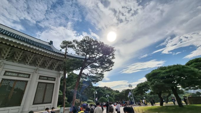 작은 사진 네 장에는 본관의 아름다운 백색 단청을 로앵글로 직은 사진&#44; 햇빛이 구름에 숨어 달빛 같네요.