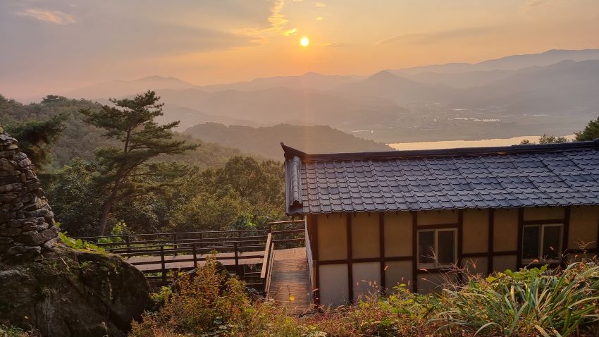 마애불을 뒤로하고 수호사 지붕 너머로 내려다 본 남한강&#44; 하늘에 하얗게 박힌 태앙&#44; 주변으로 붉어지는 노을빛&#44;