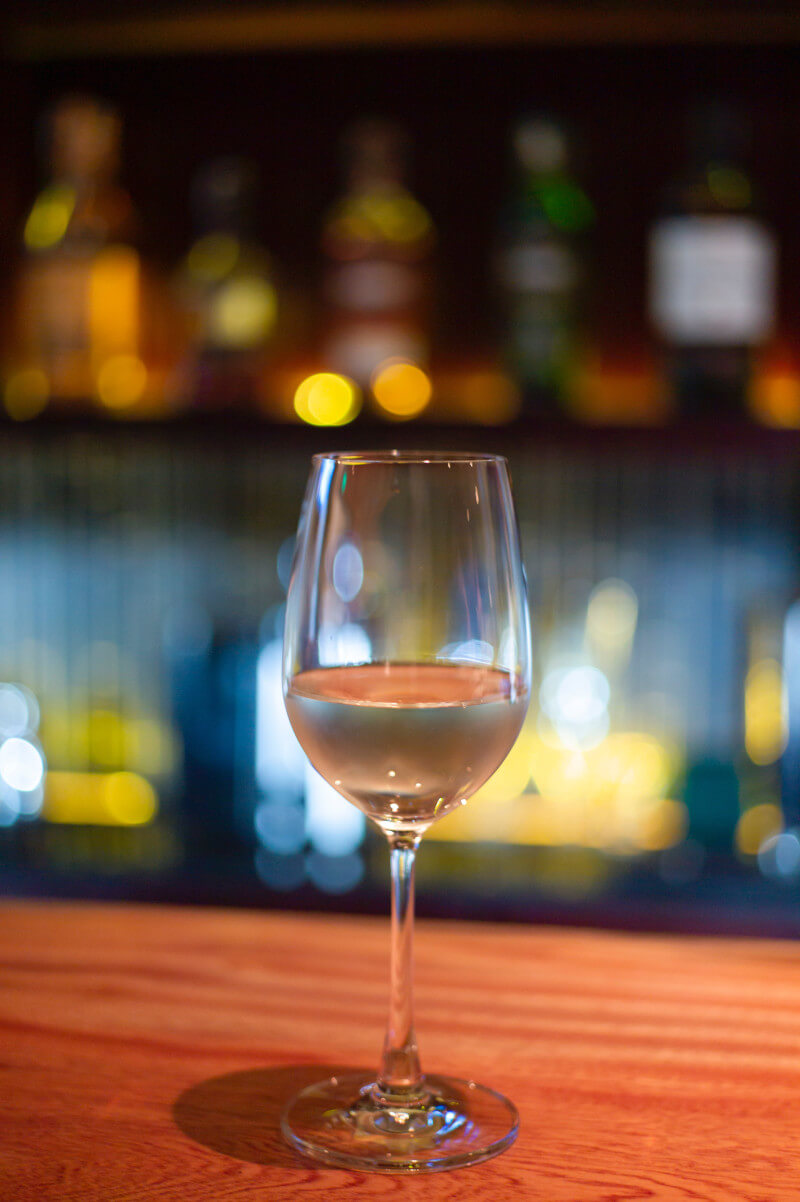 소비뇽 블랑 와인이 와인잔에 담겨있다.
