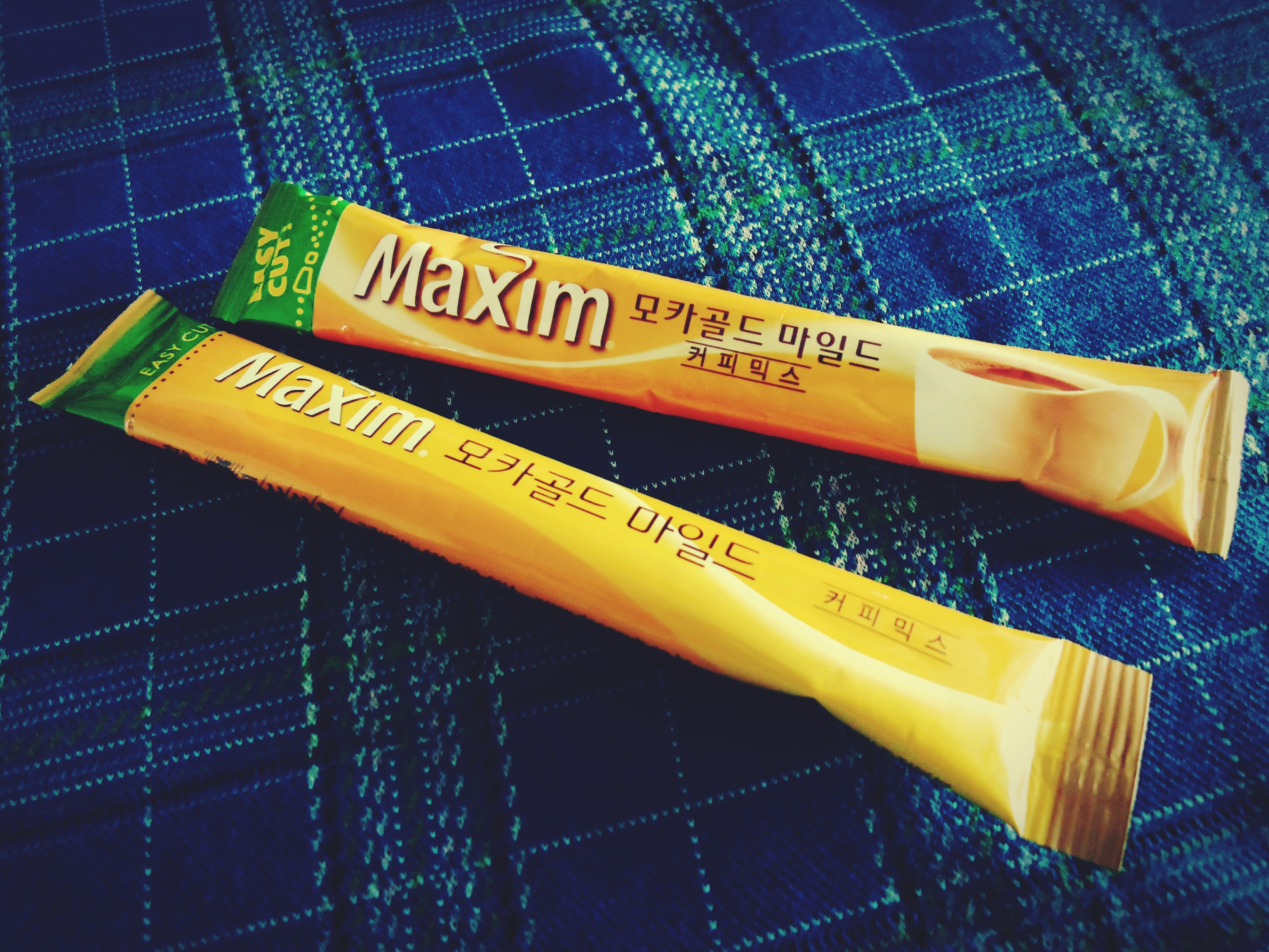  맥심 모카골드로 커피와 당을 채우기 [Fill coffee and sugar with Maxim mocha gold]