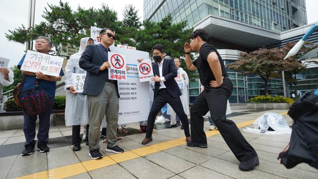 김선률(오른쪽) 기후변화 청년단체 긱(GEYK) 부대표와 박병상 60+기후행동 공동대표가 지난달 28일 서울 성동구 헤이그라운드에서 한국일보와 인터뷰하고 있다. 신혜정 기자