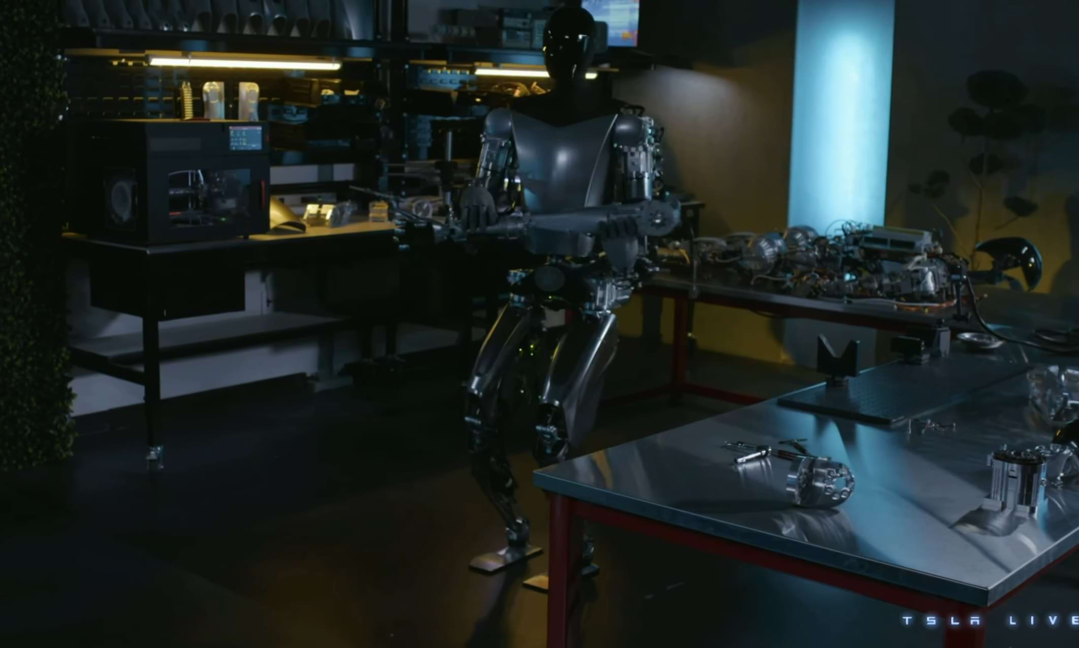 Tesla 로봇은 ,  제작된 로봇 팔을 잡고 걷고 움직일 수 있습니다.