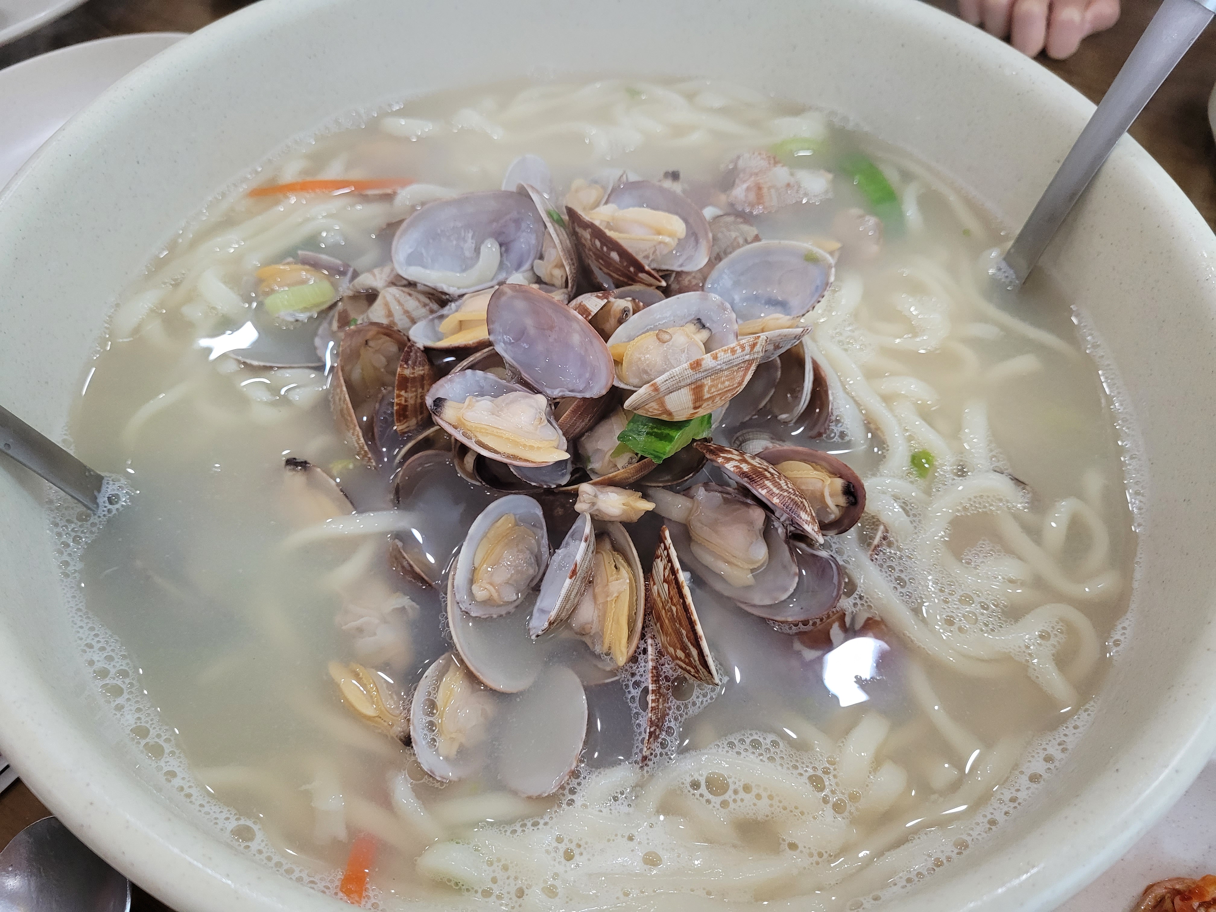  김해 칼국수 삼계동 강고집 바지락칼국수 맛있네요.