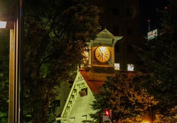 삿포로-시계탑앞의-야간거리